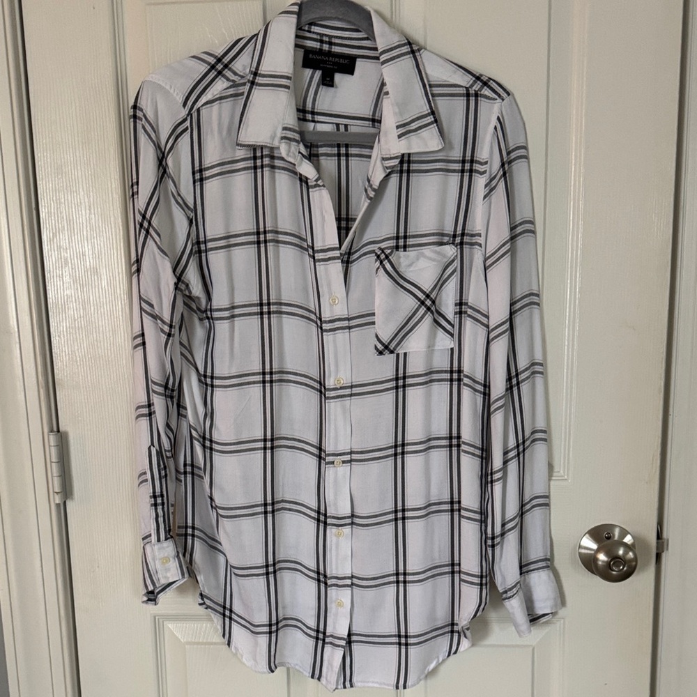 Banana Republic Button Down Shirt size M